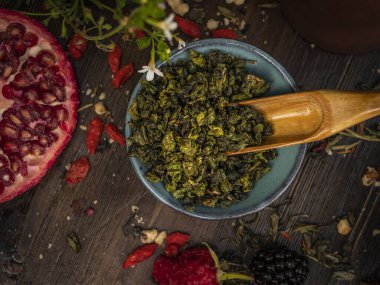 Çay seremonisi hazırlığı, kasede çay. El yapımı bardaklar