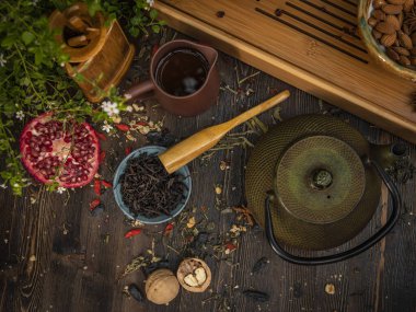 Çay seremonisi hazırlığı, kasede çay. El yapımı bardaklar