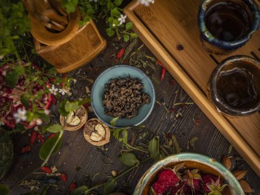 Çay seremonisi hazırlığı, kasede çay. El yapımı bardaklar