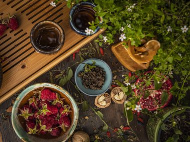 Çay seremonisi hazırlığı, kasede çay. El yapımı bardaklar