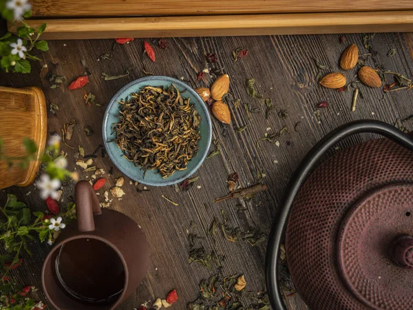 Przygotowanie ceremonii herbaty, herbata w misce. Ręcznie robione kubki — Zdjęcie stockowe