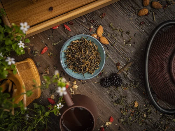 Preparación de la ceremonia del té, té en el tazón. Tazas hechas a mano —  Fotos de Stock