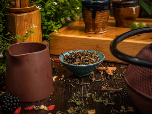 Preparación de la ceremonia del té, té en el tazón. Tazas hechas a mano — Foto de Stock