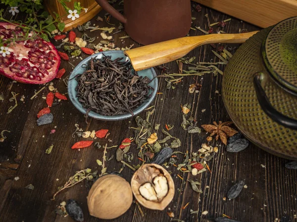 Vorbereitung der Teezeremonie, Tee in der Schüssel. Handgemachte Tassen — Stockfoto