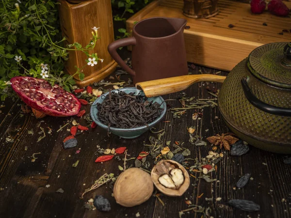Подготовка чайной церемонии, чай в миске. Чашки ручной работы — стоковое фото