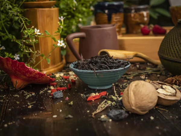 Preparación de la ceremonia del té, té en el tazón. Tazas hechas a mano —  Fotos de Stock