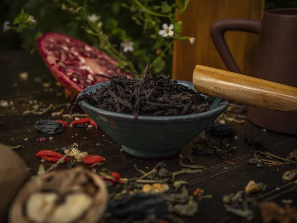 Preparación de la ceremonia del té, té en el tazón. Tazas hechas a mano — Foto de Stock