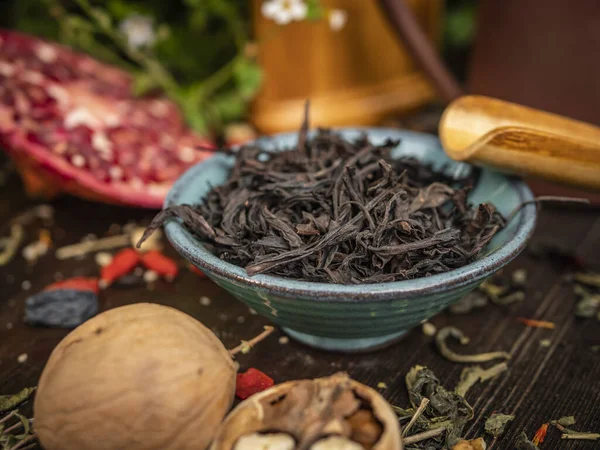 Preparación de la ceremonia del té, té en el tazón. Tazas hechas a mano —  Fotos de Stock