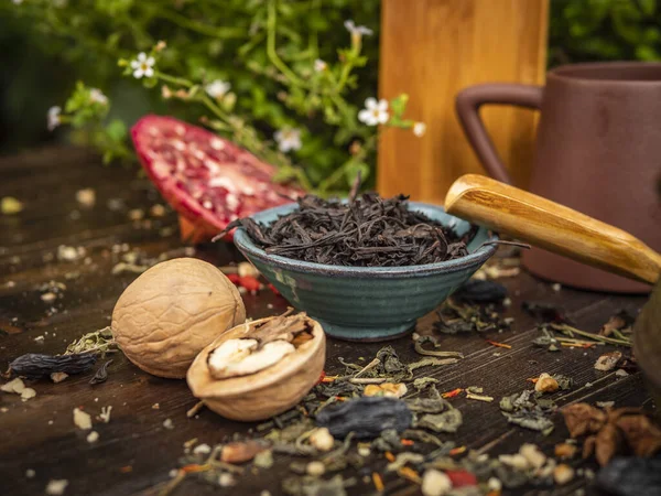 Preparación de la ceremonia del té, té en el tazón. Tazas hechas a mano —  Fotos de Stock