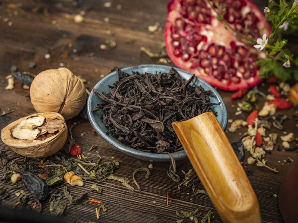 Preparación de la ceremonia del té, té en el tazón. Tazas hechas a mano — Foto de Stock