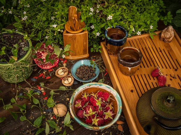 Preparación de la ceremonia del té, té en el tazón. Tazas hechas a mano — Foto de Stock