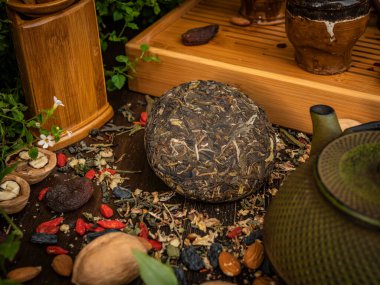 Çay seremonisi hazırlığı, kasede çay. El yapımı bardaklar