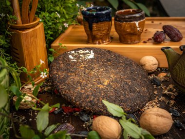 Çay seremonisi hazırlığı, kasede çay. El yapımı bardaklar