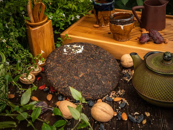 Preparación de la ceremonia del té, té en el tazón. Tazas hechas a mano —  Fotos de Stock