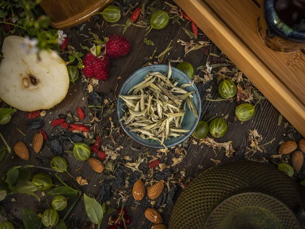 Preparación de la ceremonia del té, té en el tazón. Tazas hechas a mano — Foto de Stock