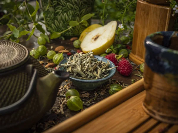 Vorbereitung der Teezeremonie, Tee in der Schüssel. Handgemachte Tassen — Stockfoto