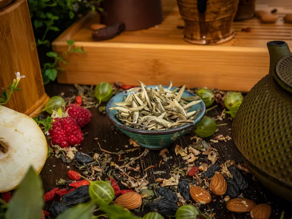 Vorbereitung der Teezeremonie, Tee in der Schüssel. Handgemachte Tassen — Stockfoto