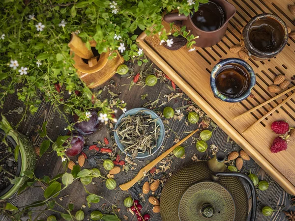 Preparación de la ceremonia del té, té en el tazón. Tazas hechas a mano —  Fotos de Stock