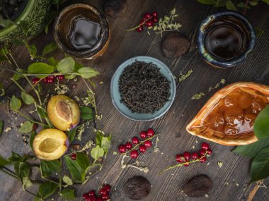 Çay seremonisi hazırlığı, kasede çay. El yapımı bardaklar