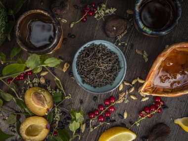 Çay seremonisi hazırlığı, kasede çay. El yapımı bardaklar