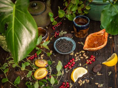 Çay seremonisi hazırlığı, kasede çay. El yapımı bardaklar