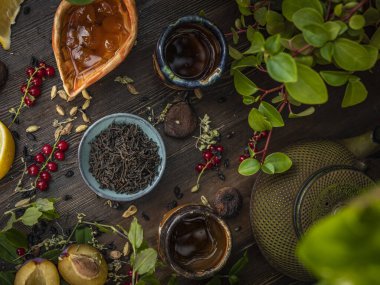 Çay seremonisi hazırlığı, kasede çay. El yapımı bardaklar