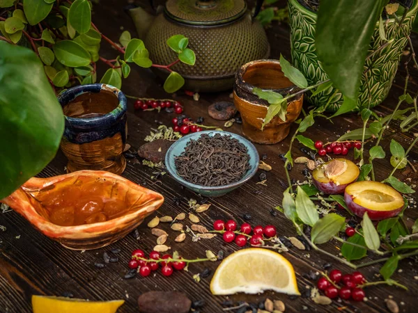 Preparación de la ceremonia del té, té en el tazón. Tazas hechas a mano —  Fotos de Stock