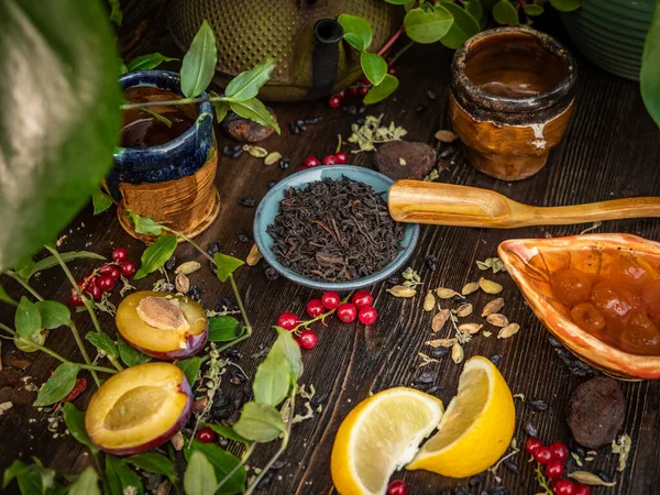 Preparación de la ceremonia del té, té en el tazón. Tazas hechas a mano —  Fotos de Stock