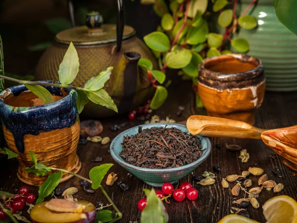 Vorbereitung der Teezeremonie, Tee in der Schüssel. Handgemachte Tassen — Stockfoto