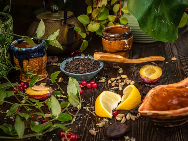 Çay seremonisi hazırlığı, kasede çay. El yapımı bardaklar — Stok fotoğraf