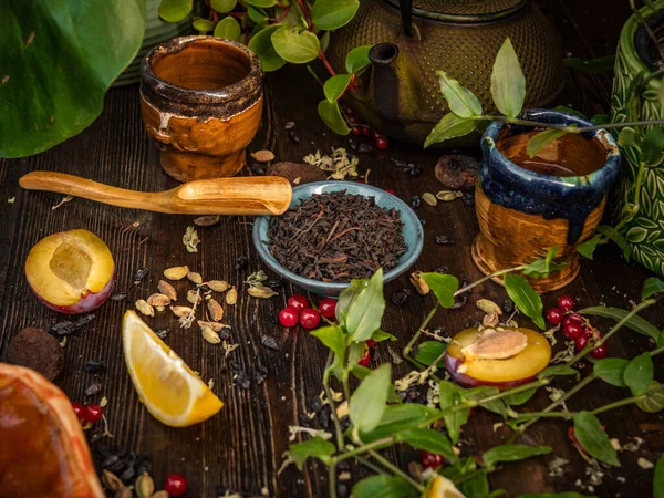 Çay seremonisi hazırlığı, kasede çay. El yapımı bardaklar — Stok fotoğraf