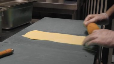 Ulusal Asya yemeği Cheburek, kızgın yağda kızartılmış..