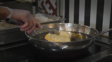Ulusal Asya yemeği Cheburek, kızgın yağda kızartılmış..