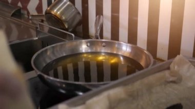 Ulusal Asya yemeği Cheburek, kızgın yağda kızartılmış..