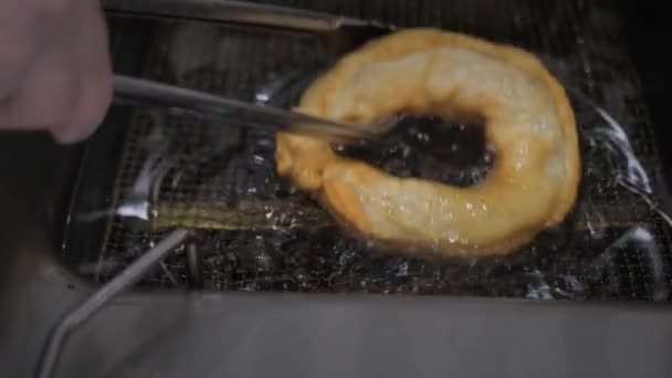 Plato Asiático Nacional Cheburek Frito Aceite Hirviendo Una Freidora Grasa — Vídeos de Stock