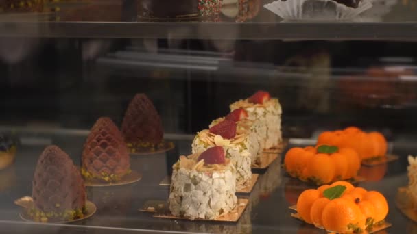 Comptoir Verre Avec Une Variété Pâtisseries Desserts Colorés — Video