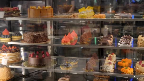 Glazen Toonbank Met Een Verscheidenheid Aan Kleurrijke Gebak Desserts — Stockvideo