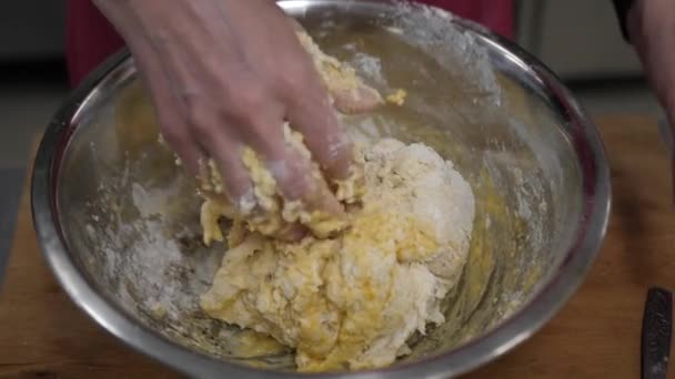 Processo Cottura Manuale Della Pasta Mani Delle Donne Stanno Cucinando — Video Stock