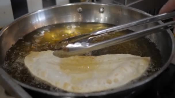 Plato Asiático Nacional Cheburek Frito Aceite Hirviendo Una Freidora Grasa — Vídeo de stock
