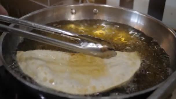 Plato Asiático Nacional Cheburek Frito Aceite Hirviendo Una Freidora Grasa — Vídeo de stock