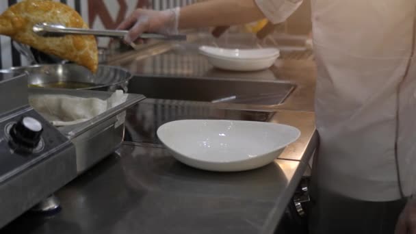 Plat Asiatique National Est Cheburek Frit Dans Huile Bouillante Dans — Video