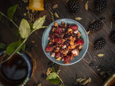 Çay seremonisi hazırlığı, kasede çay. El yapımı bardaklar