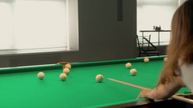 Bilardo partileri, genç kızlar ve erkekler birbirlerine karşı oynarlar, hobi eğlencesi.