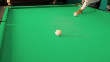 Bilardo partileri, genç kızlar ve erkekler birbirlerine karşı oynarlar, hobi eğlencesi.
