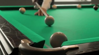 Bilardo partileri, genç kızlar ve erkekler birbirlerine karşı oynarlar, hobi eğlencesi.