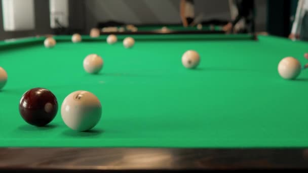 Fête Jeu Dans Billard Les Jeunes Garçons Les Filles Jouent — Video