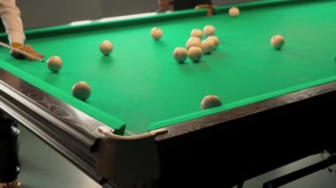 Bilardo partileri, genç kızlar ve erkekler birbirlerine karşı oynarlar, hobi eğlencesi.