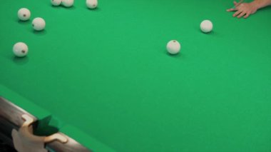 Bilardo partileri, genç kızlar ve erkekler birbirlerine karşı oynarlar, hobi eğlencesi.