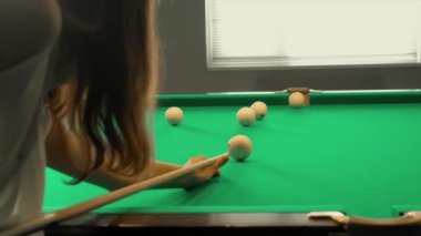 Bilardo partileri, genç kızlar ve erkekler birbirlerine karşı oynarlar, hobi eğlencesi.