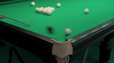Bilardo partileri, genç kızlar ve erkekler birbirlerine karşı oynarlar, hobi eğlencesi.